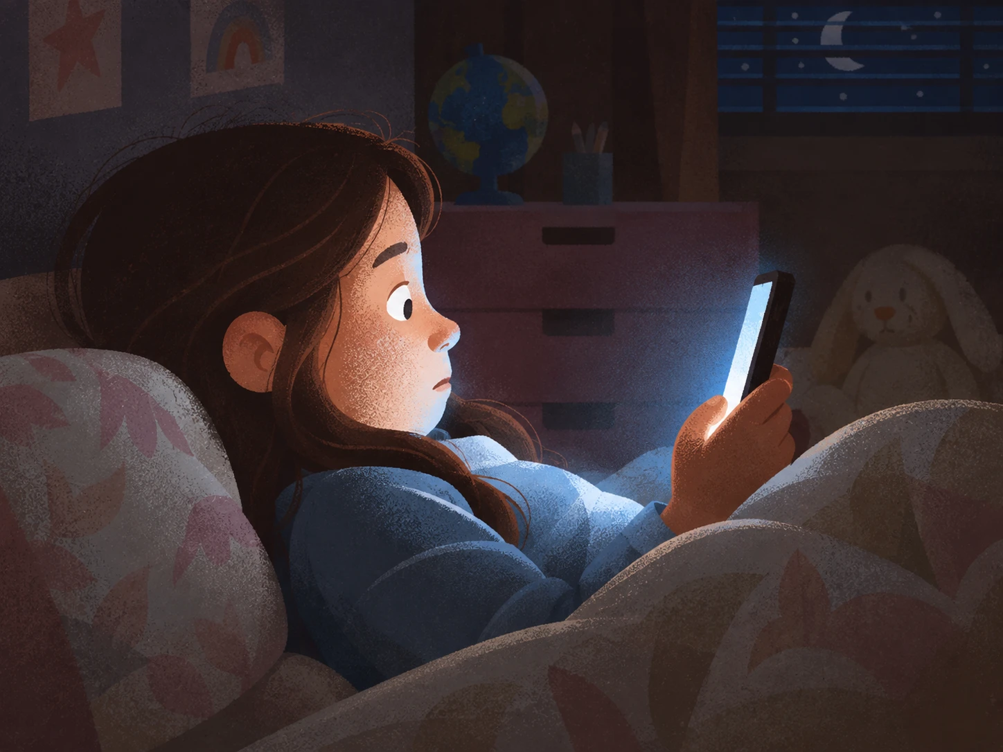 Une fillette couchée dans son lit la nuit, les yeux rivés sur son téléphone lumineux